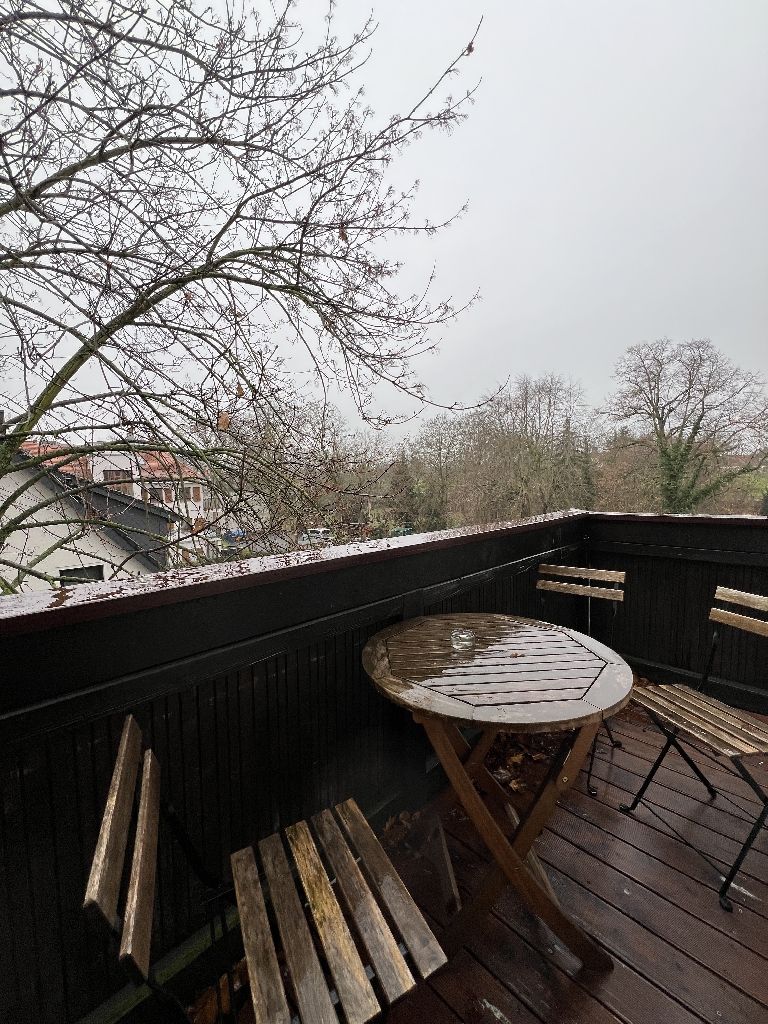 Holzterrasse mit Tisch und Stühlen, schwarzes Geländer, Hauptstraße in Markkleeberg