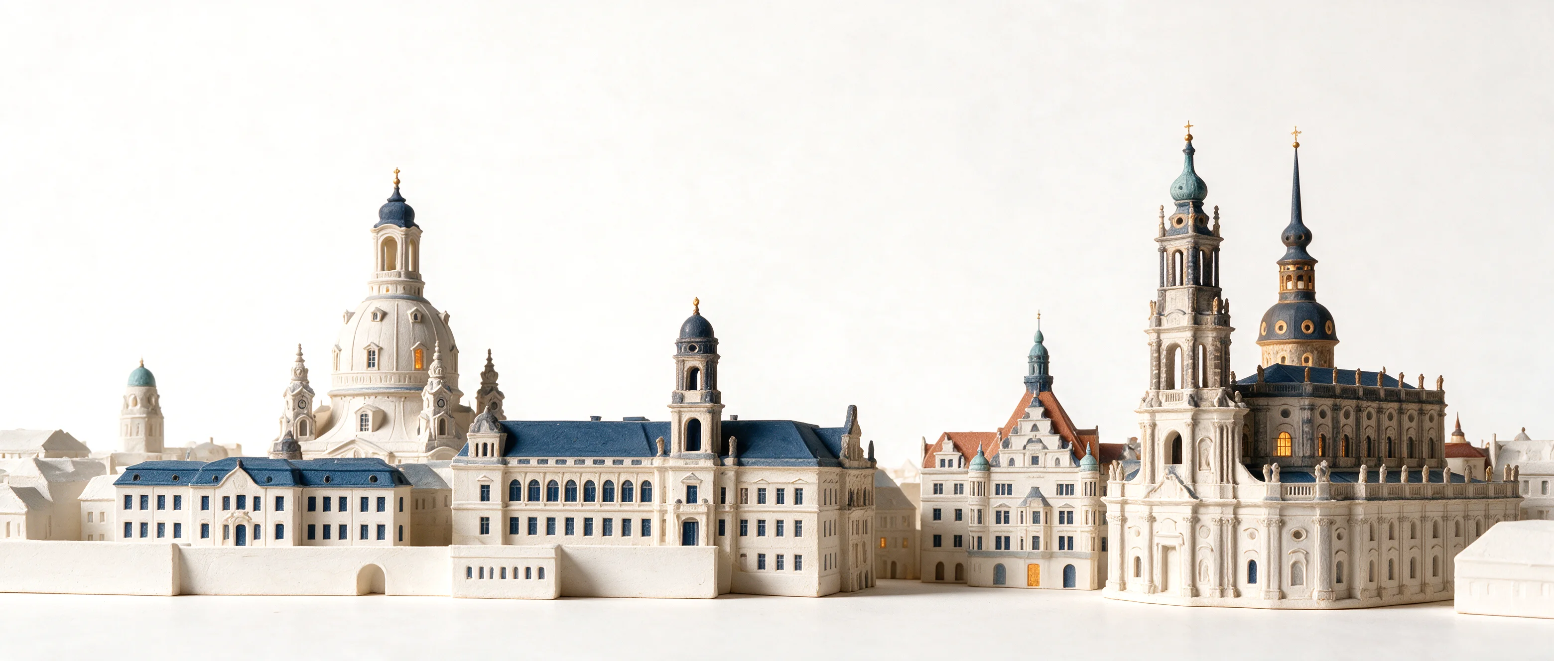 Dresdner Altstadt an der Elbe zur blauen Stunde